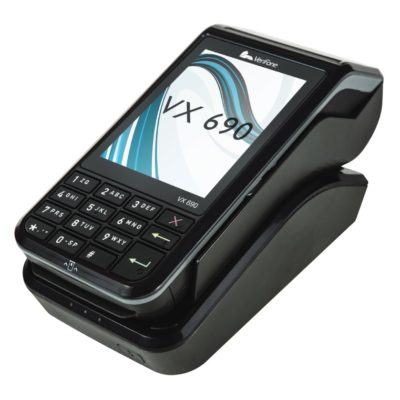 VX690-maksupäätteeseen on saatavilla lataava Bluetooth/LAN-telakka eli tukiasema. Ilman tukiasemaa maksupääte latautuu suoraan johdolla. Lisäksi tukiaseman avulla WLAN/Bluetooth laitemalli voi hyödyntää liiketilan kiinteää laajakaistayhteyttä langattomasti.